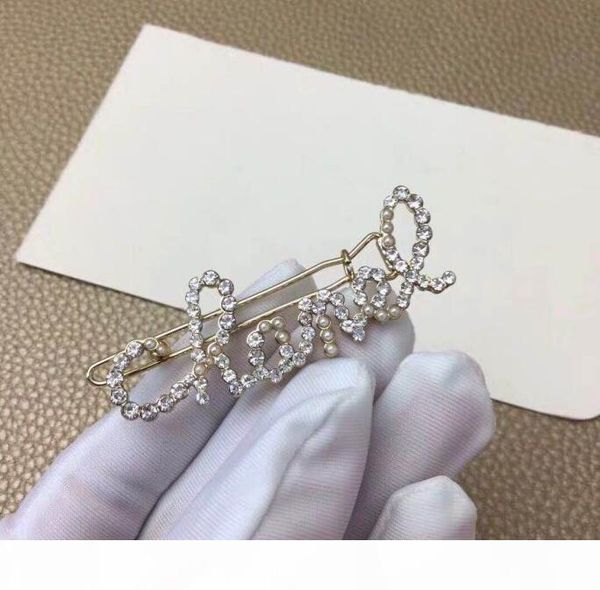 2019 new european and american catwalk pearl full diamond gold english letter hairpin temperament side clip fashion clip, Golden;silver
2019 new european and american catwalk pearl full diamond gold english letter hairpin temperament side clip fashion clip, Golden;silver