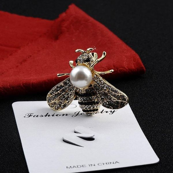 2020 european and american three-dimensional bee highlight pearl brooch, small suit dual-use delicate alloy pin, one generation1, Gray
2020 european and american three-dimensional bee highlight pearl brooch, small suit dual-use delicate alloy pin, one generation1, Gray