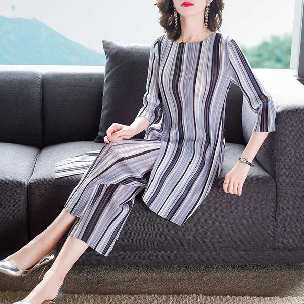 quality pleats two-piece fashion set spring summer classy stripes irregular fold suit women casual office elegant pants suit, Gray
quality pleats two-piece fashion set spring summer classy stripes irregular fold suit women casual office elegant pants suit, Gray
