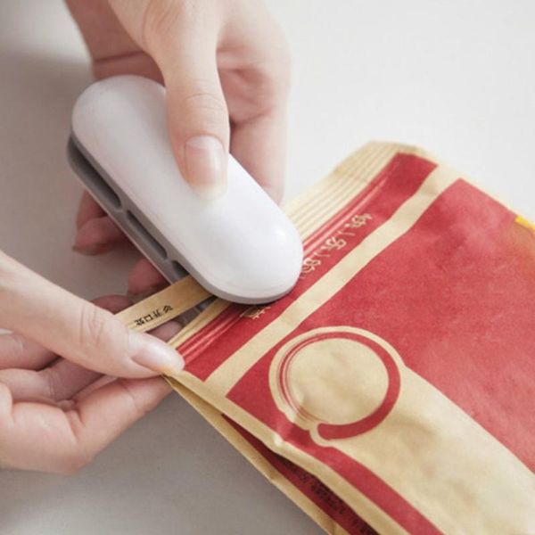 mini portable sealer machine handheld snacks packaging vacuum plastic bag heat sealing machine closing capper 
mini portable sealer machine handheld snacks packaging vacuum plastic bag heat sealing machine closing capper