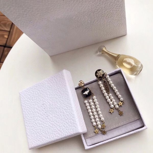 a new style of bee-shaped pearl earrings with classic tassels, multi-layered c letters and asymmetrical ear studs, Golden;silver
a new style of bee-shaped pearl earrings with classic tassels, multi-layered c letters and asymmetrical ear studs, Golden;silver