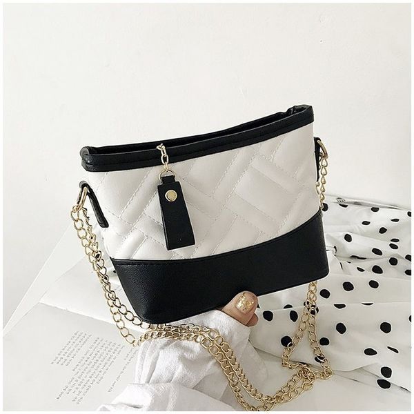 2020 new pu car stitched shoulder diagonal cross handbag korean fashion wild handbag tassel
2020 new pu car stitched shoulder diagonal cross handbag korean fashion wild handbag tassel