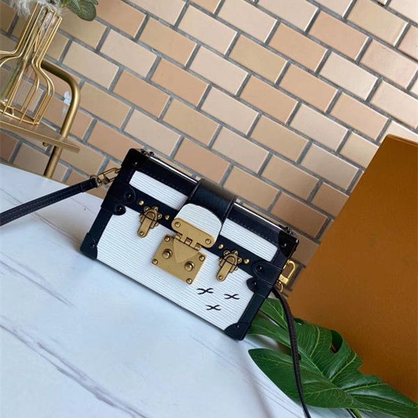 ladies one shoulder messenger bag designer leather small square bag vintage handbag brand cosmetic bag
ladies one shoulder messenger bag designer leather small square bag vintage handbag brand cosmetic bag