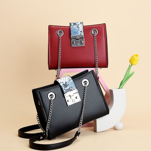 2020 large capacity leather women shoulder messenger bag solid chain purses and handbags crossbody bags for women
2020 large capacity leather women shoulder messenger bag solid chain purses and handbags crossbody bags for women