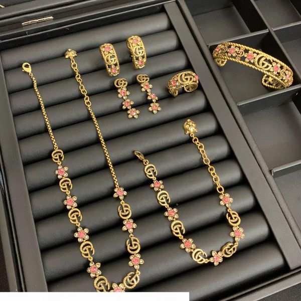new 2020 retro inlaid vintage zircon alphabet earrings female female necklace jewelry gift, Golden;silver
new 2020 retro inlaid vintage zircon alphabet earrings female female necklace jewelry gift, Golden;silver
