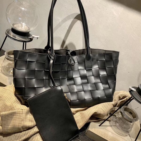 star net red with the same paragraph weaving shoulder bag wild large capacity female bag 2019 new fashion autumn and winter designer handbag
star net red with the same paragraph weaving shoulder bag wild large capacity female bag 2019 new fashion autumn and winter designer handbag