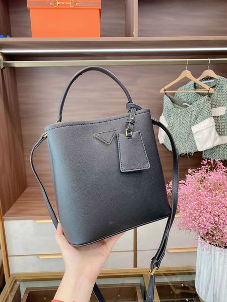 Women's Handbag Designers Bags Boston Shoulder Crossbody Bags Cowhide Medium Size High Quality New Fashion Zipper Black Solid Color
Women's Handbag Designers Bags Boston Shoulder Crossbody Bags Cowhide Medium Size High Quality New Fashion Zipper Black Solid Color