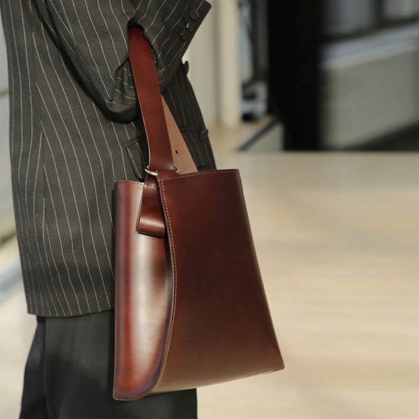 ковш сумка женский новый 2020 личность простой ретро нерегулярное геометрическая широкий плечевой ремень портативный casual женщины a051
ковш сумка женский новый 2020 личность простой ретро нерегулярное геометрическая широкий плечевой ремень портативный casual женщины a051