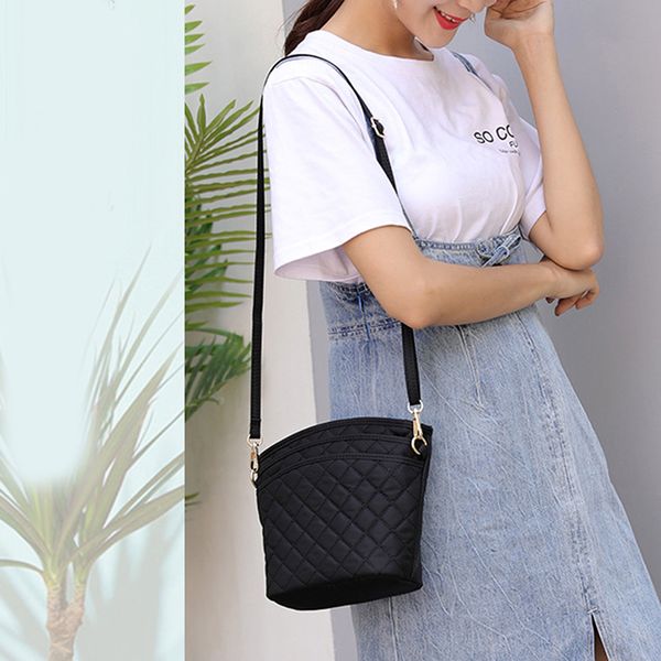 женщины кожаные сумки черный ковш сумки на ремне дамы crossbody сумки емкость ladies хозяйственная сумка болса
женщины кожаные сумки черный ковш сумки на ремне дамы crossbody сумки емкость ladies хозяйственная сумка болса