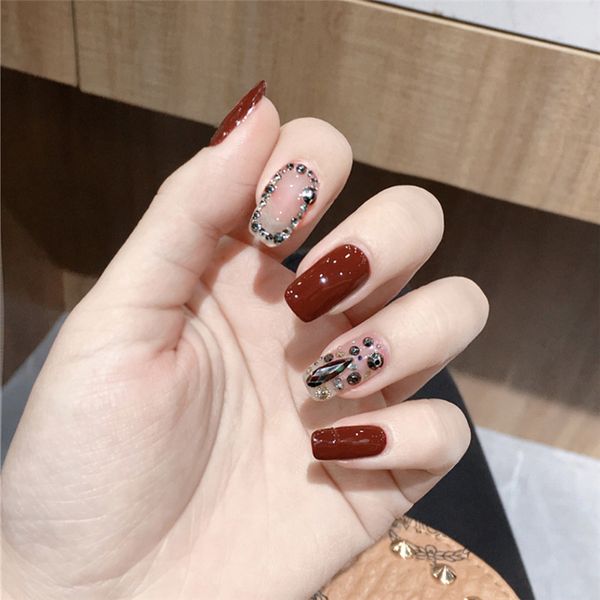 24pcs/box wine red black water droplets and rhinestone decorated full cover fake nails mid-length square head fingernail tips, Red;gold
24pcs/box wine red black water droplets and rhinestone decorated full cover fake nails mid-length square head fingernail tips, Red;gold