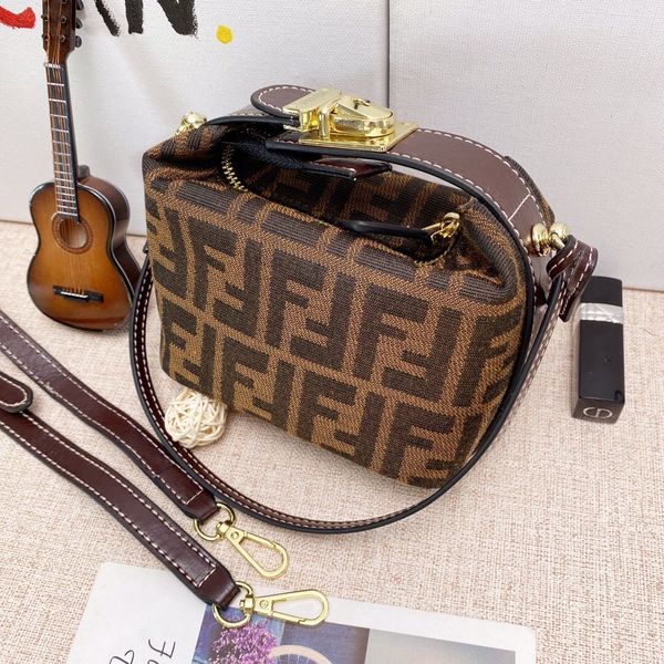 5colors famous brand women designer shoulder bag leather chain bag cross body pure color womens handbag crossbody bag purse s21, Blue;gray
5colors famous brand women designer shoulder bag leather chain bag cross body pure color womens handbag crossbody bag purse s21, Blue;gray