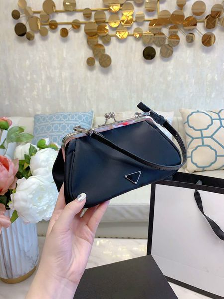 Fashion Women's Handbag Designers Bags New Shoulder Bag Luxury Baguette Small High Quality Black Solid Color Single Strap Western Style
Fashion Women's Handbag Designers Bags New Shoulder Bag Luxury Baguette Small High Quality Black Solid Color Single Strap Western Style