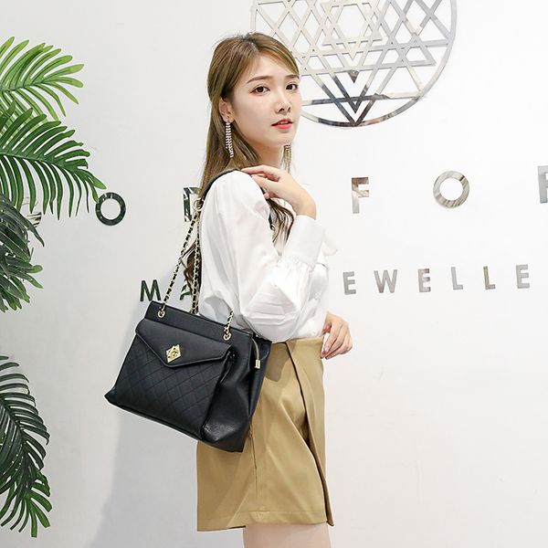 women's bag new 2020 fashion messenger bag pu large capacity shoulder women's chain
women's bag new 2020 fashion messenger bag pu large capacity shoulder women's chain