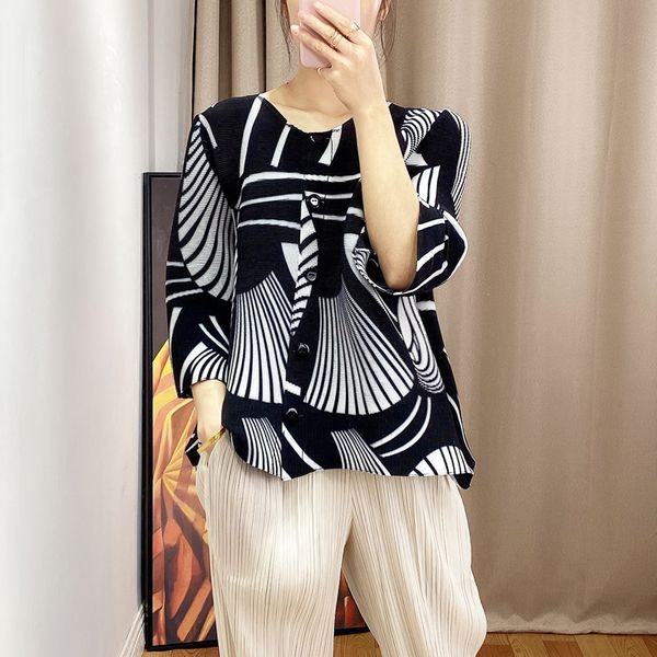 women's jackets selling miyake fold o-neck three quarter striped print single breasted wide-waisted short coat in stock, Black;brown
women's jackets selling miyake fold o-neck three quarter striped print single breasted wide-waisted short coat in stock, Black;brown