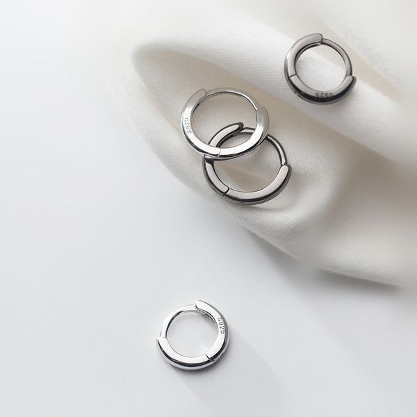Fashion Mens 925 Sterling Silver Black Round Circle Ear Ring Earings Hip Hop Jewelry Small Ear Piercing Hoops Earrings for Women
Fashion Mens 925 Sterling Silver Black Round Circle Ear Ring Earings Hip Hop Jewelry Small Ear Piercing Hoops Earrings for Women