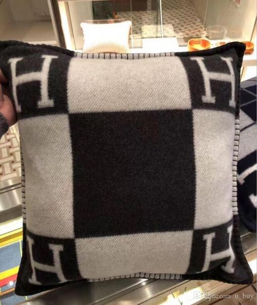 2020 smelov fashion vintage fleece pillowcase letter h brand european pillow cover covers wool throw luxury pillowcases 45x45 65x65cm
2020 smelov fashion vintage fleece pillowcase letter h brand european pillow cover covers wool throw luxury pillowcases 45x45 65x65cm