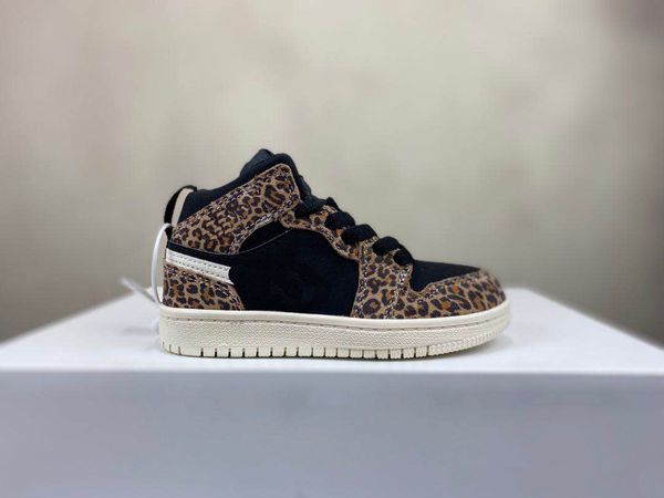 2020 new classic fashion mid cushioning wear-resistant basketball shoes 22-37