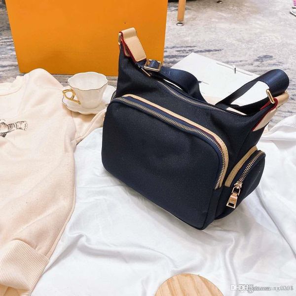 the designer designs new high-end fashion, light and practical nylon cloth bag for men and women.
the designer designs new high-end fashion, light and practical nylon cloth bag for men and women.