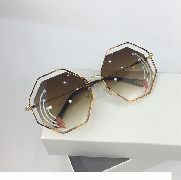 new 132 womens sunglasses men sun glasses women sunglasses fashion style protects eyes gafas de sol lunettes de soleil with box, White;black 
new 132 womens sunglasses men sun glasses women sunglasses fashion style protects eyes gafas de sol lunettes de soleil with box, White;black