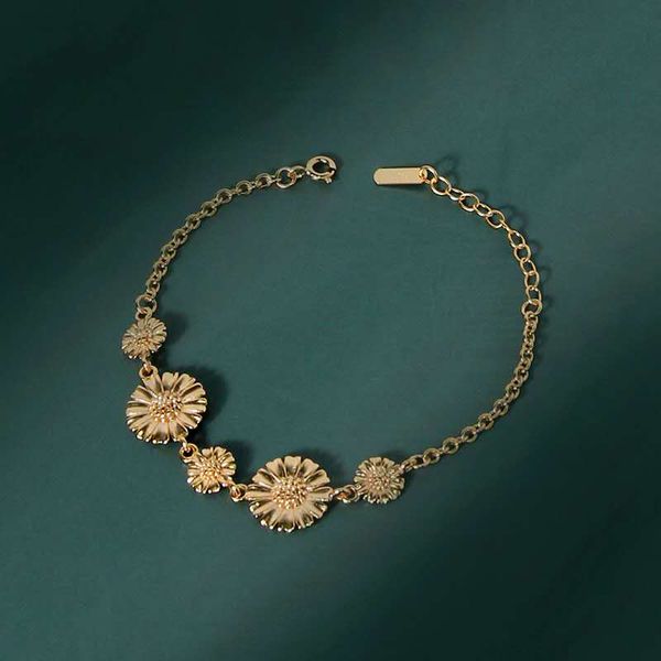 fine jewelry,simple and stylish sterling gilt daisy bracelet, Golden;silver
fine jewelry,simple and stylish sterling gilt daisy bracelet, Golden;silver