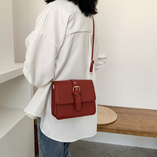popular female retro fashion simple female bag belt buckle korean version of the wild one-shoulder messenger small square bags
popular female retro fashion simple female bag belt buckle korean version of the wild one-shoulder messenger small square bags