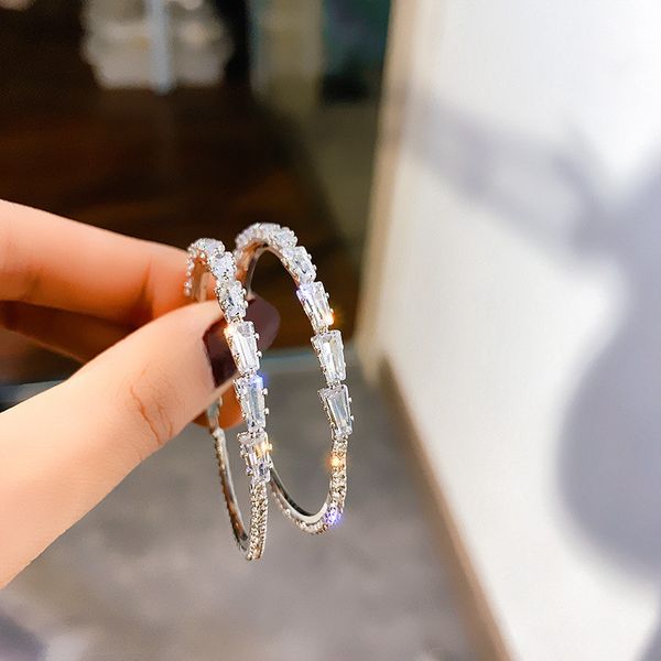 FYUAN Shine Round Geometric Zircon Hoop Earrings for Women Circle Crystal Earrings Jewelry Party Gifts
FYUAN Shine Round Geometric Zircon Hoop Earrings for Women Circle Crystal Earrings Jewelry Party Gifts