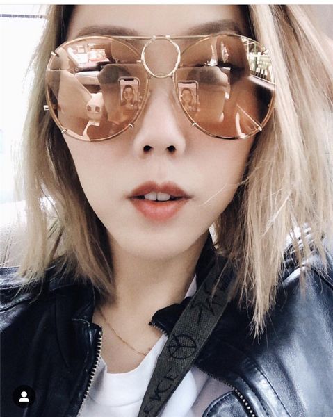 Luxury Women Designer Sunglasses Metal Big Round Frame Glasses Detachable lens design Comes with a pair of lens UV400 protection
Luxury Women Designer Sunglasses Metal Big Round Frame Glasses Detachable lens design Comes with a pair of lens UV400 protection