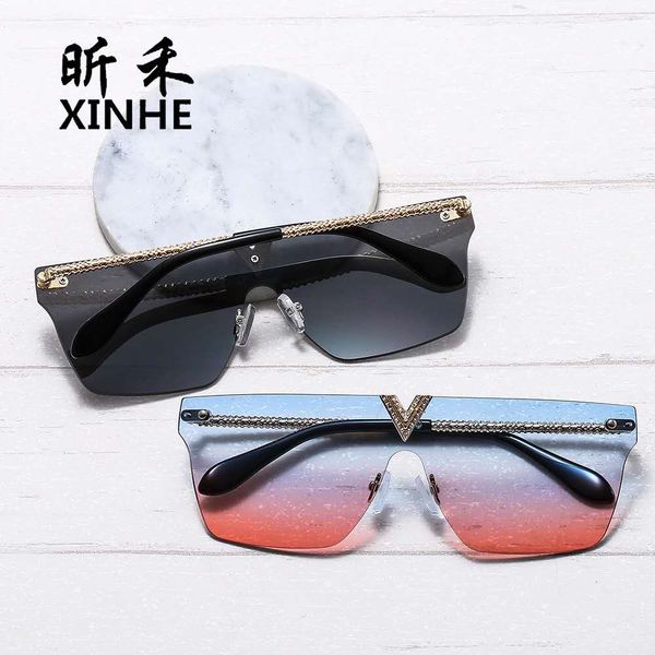 2020 new fashion rimless sunglasses metal diamond v word men and women sunglasses luxury one-piece glasses 8121, White;black
2020 new fashion rimless sunglasses metal diamond v word men and women sunglasses luxury one-piece glasses 8121, White;black