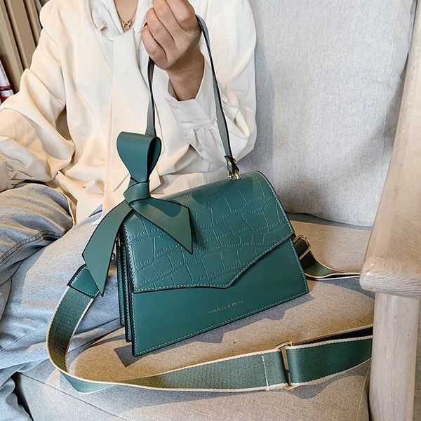 2020 new fashion solid crocodile portable wild women shoulder bag woman messenger bag luxury lock chain purses
2020 new fashion solid crocodile portable wild women shoulder bag woman messenger bag luxury lock chain purses