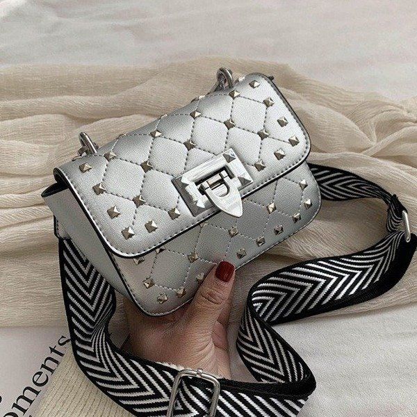 new pattern pu leather crossbody bags for women 2020shoulder messenger bag with wide rivet strap lady travel totes flap
new pattern pu leather crossbody bags for women 2020shoulder messenger bag with wide rivet strap lady travel totes flap