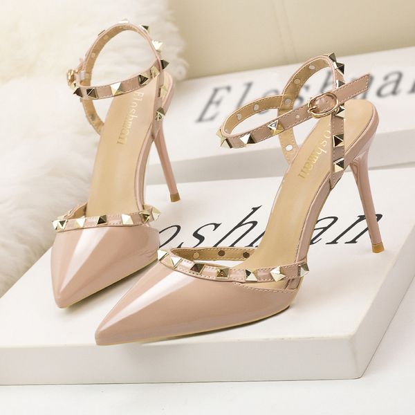 nice2020 style simple 6289-5 nightclub stiletto heel high heels pointed rivet hollow-out women's sandals, Black
nice2020 style simple 6289-5 nightclub stiletto heel high heels pointed rivet hollow-out women's sandals, Black