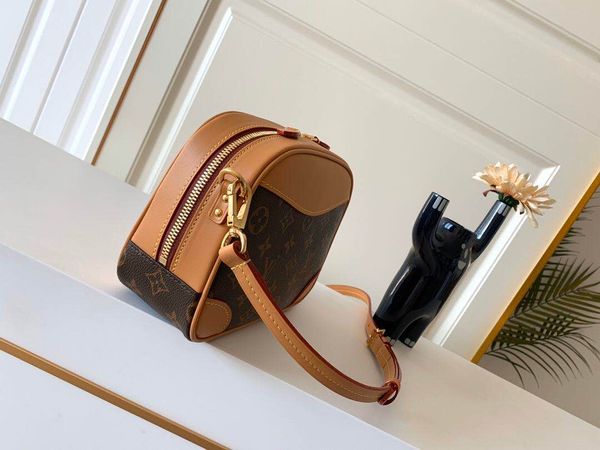 european version of the trendy classic ladies shoulder bag large space soft calfskin shell bag designer art text messenger bag 05636
european version of the trendy classic ladies shoulder bag large space soft calfskin shell bag designer art text messenger bag 05636