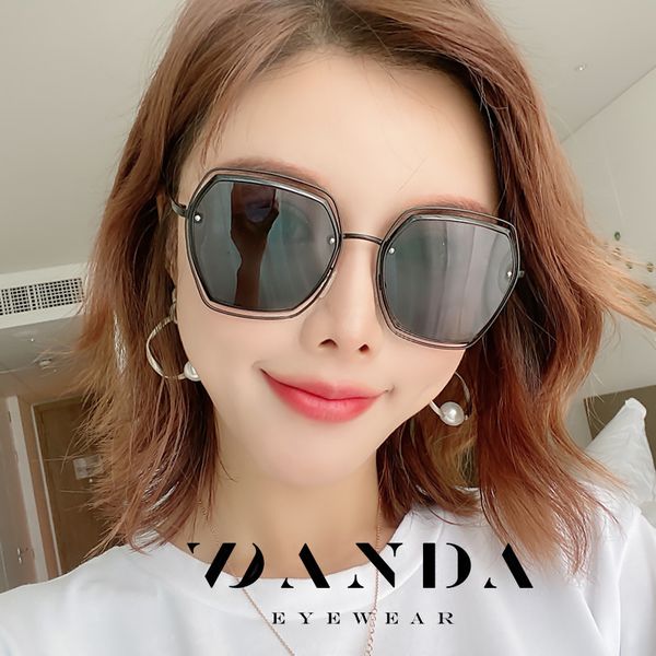 2020 new polarized sunglasses female fashion hollowed out sunglasses travel outdoor large frame driving beach sunglas, White;black
2020 new polarized sunglasses female fashion hollowed out sunglasses travel outdoor large frame driving beach sunglas, White;black