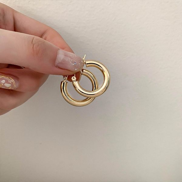 small metal circle with thick ear ring. french cold retro earrings. feminine simple cc earrings, Silver
small metal circle with thick ear ring. french cold retro earrings. feminine simple cc earrings, Silver