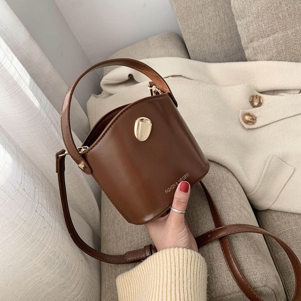 brand original design 2020 новый стильный текстуры плеча joker bucket bag сумка пряжка
brand original design 2020 новый стильный текстуры плеча joker bucket bag сумка пряжка