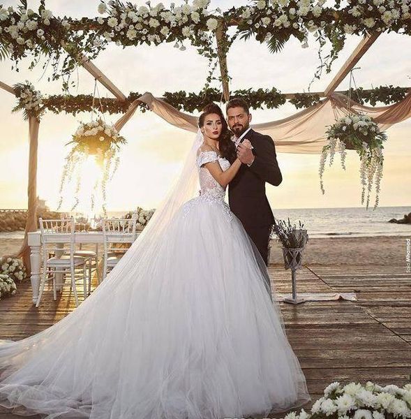 lace ball gown wedding dresses tiered tulle off shoulder applique sweep train wedding bridal gowns robe de mariée l16, White
lace ball gown wedding dresses tiered tulle off shoulder applique sweep train wedding bridal gowns robe de mariée l16, White