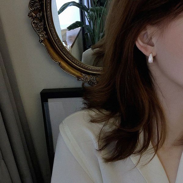 aomu 2020 new french retro metal gold color zircon setting hoop earring geometric chic shiny earrings women wedding jewelry, Golden;silver
aomu 2020 new french retro metal gold color zircon setting hoop earring geometric chic shiny earrings women wedding jewelry, Golden;silver