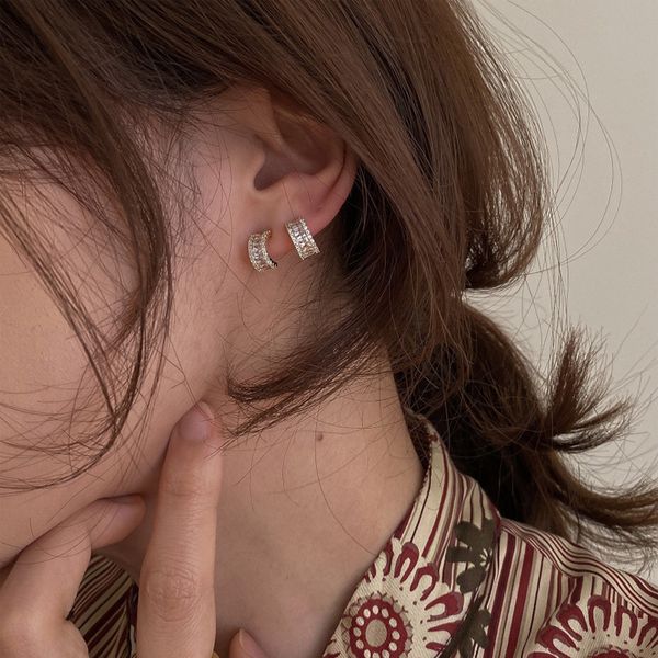 2020 korea micro pave zircon hoop earrings for women elegant circle gold silver color boucle d'oreille oorbellen sweet jewelry, Golden;silver
2020 korea micro pave zircon hoop earrings for women elegant circle gold silver color boucle d'oreille oorbellen sweet jewelry, Golden;silver