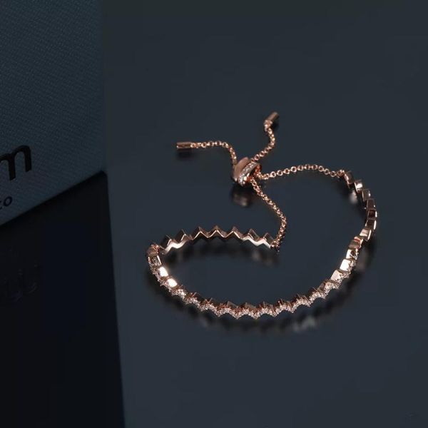2020 new fashion rose gold zigzag bracelets original brand elegant women bracelets lady girl party wedding, Golden;silver
2020 new fashion rose gold zigzag bracelets original brand elegant women bracelets lady girl party wedding, Golden;silver