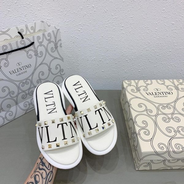 designer womens slipper white black rivet decorative letter flat heel with box size 35-40
designer womens slipper white black rivet decorative letter flat heel with box size 35-40