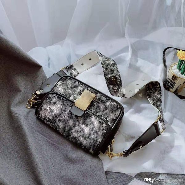 designer design classic fashion women's canvas printing with super fiber leather women's bag inclined bag 2
designer design classic fashion women's canvas printing with super fiber leather women's bag inclined bag 2