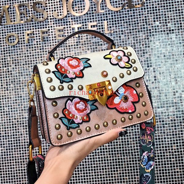 drop shipping new fashion rivet pu leather messenger bag flower embroidery girls handbag ladies bags for women 2020 party clutch
drop shipping new fashion rivet pu leather messenger bag flower embroidery girls handbag ladies bags for women 2020 party clutch