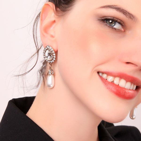flashing crystal elegant tear-drop simulated pearl earring for party women temperament dangle earring factory wholesale, Silver
flashing crystal elegant tear-drop simulated pearl earring for party women temperament dangle earring factory wholesale, Silver
