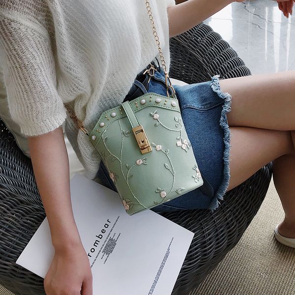 shoulder bags2020 new explosion style fashion embroidered chain women's bag shoulder bucket crossbody bags
shoulder bags2020 new explosion style fashion embroidered chain women's bag shoulder bucket crossbody bags