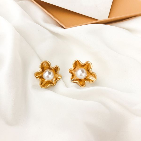 dominated 2020 new flower pearl women earrings fashion small and pure and fresh temperament metal stud earrings, Golden;silver
dominated 2020 new flower pearl women earrings fashion small and pure and fresh temperament metal stud earrings, Golden;silver
