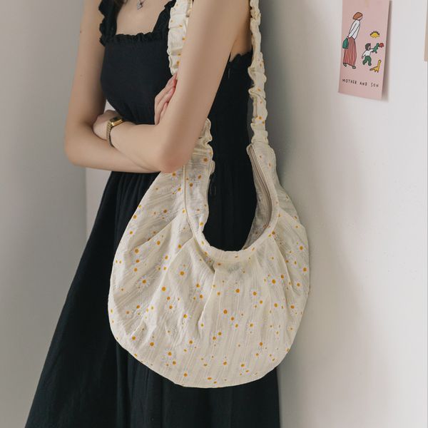 summer 2020 new korean-style net red daisy three-dimensional floral handbag women's fashion all-match messenger bag
summer 2020 new korean-style net red daisy three-dimensional floral handbag women's fashion all-match messenger bag