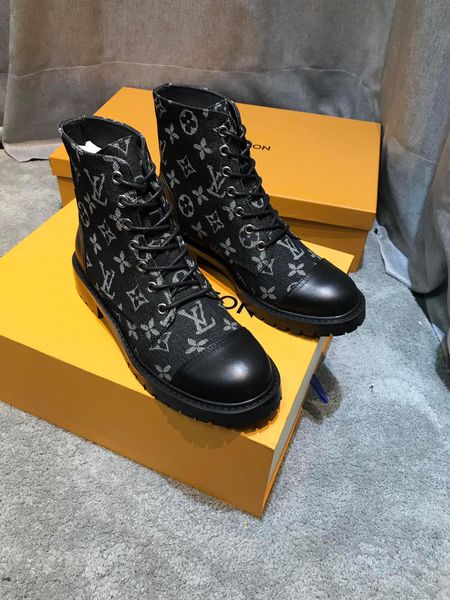 конструктор женщин boots black high-топ шнуровка печати pattern низкий каблук высокого качества с коробкой размер 35-41
конструктор женщин boots black high-топ шнуровка печати pattern низкий каблук высокого качества с коробкой размер 35-41