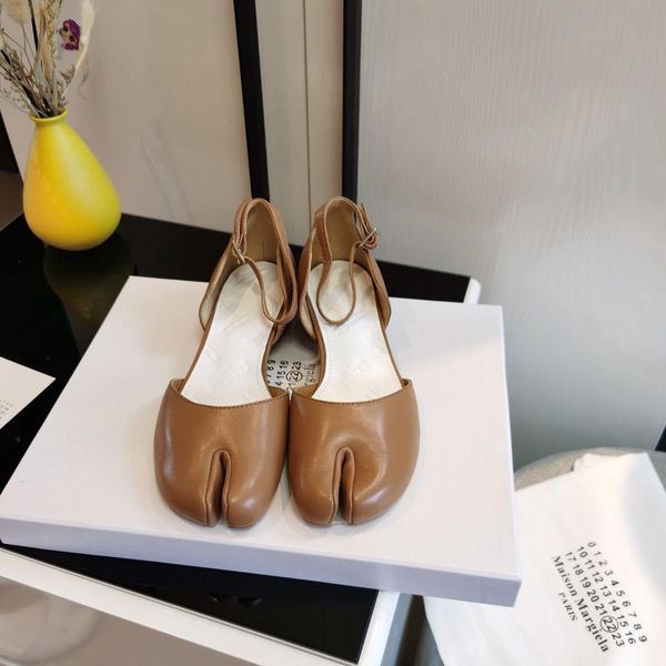 дизайнер женские сандалии luxury brown split finger hollow круглая голова середина пятки сандалии высокого качества с коробкой размер 35-40, Black
дизайнер женские сандалии luxury brown split finger hollow круглая голова середина пятки сандалии высокого качества с коробкой размер 35-40, Black
