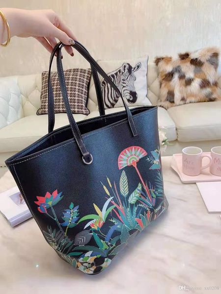 in autumn and winter of 2019, the new designer designs high-quality classical shopping bags with high-grade cloth inside, size 32*28
in autumn and winter of 2019, the new designer designs high-quality classical shopping bags with high-grade cloth inside, size 32*28