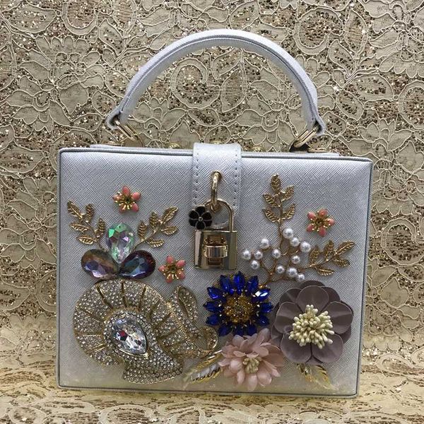 luxury 3d flower big rhinestone handbags women crystal bags designer 2020 leather metal pearl ladies party purse mini prom bags
luxury 3d flower big rhinestone handbags women crystal bags designer 2020 leather metal pearl ladies party purse mini prom bags